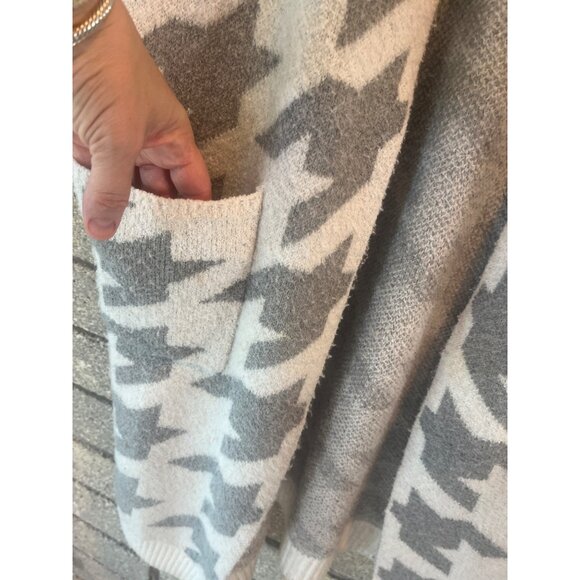 Cozy Gray & White Houndstooth Open Front Cardigan With Pockets - Picture 10 of 10